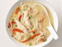 Cucina thai:  zuppa di pollo e spaghetti