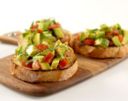 Bruschetta con avocado e pomodori, antipasto facile