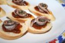 Fotoricette: crostini con acciughe, capperi e pomodorini