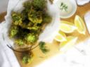 Frittelle di zucchine con aneto, un fritto da servire come antipasto