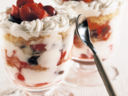 Ricette dessert: coppe di yogurt con fragole e amarene
