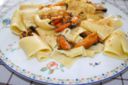 Ricetta dei paccheri con cozze, fonduta di grana e bottarga