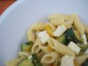 Primi piatti: pasta con verdure, formaggio e tacchino