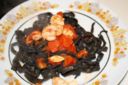 Foto ricetta: tagliatelle nere con gamberi e pomodorini