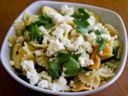 Pasta con zucchine e feta, primo piatto estivo
