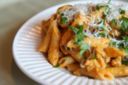 Ricette primi: penne con zucca, crudo e scamorza
