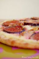 Ricette autunnali: pizzette al prosciutto con uva e fichi