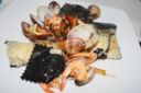Foto ricetta: ravioli di pesce bianchi e neri
