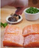 Ricette pesce: salmone alle erbe con piselli