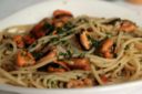 Spaghetti alle cozze con coriandolo e brandy, primo piatto gustoso