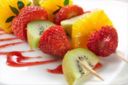 Ricette frutta: spiedini di ananas fragole e mele con salsina