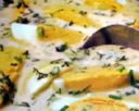 Antipasti: uova sode in salsa di formaggio caprino e basilico