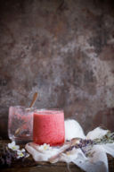 Smoothie al latte di avena, lamponi e fragole