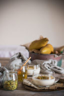 Yogurt greco con pere caramellate, pistacchi e miele