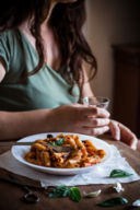 Pasta con melanzane, capperi ed olive