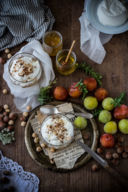 Crema di ricotta, miele, susine e nocciole