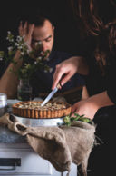 Crostata integrale con ripieno di cocco, cioccolato e mandorle