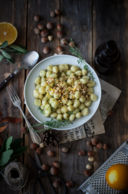 Gnocchetti all’acqua al pesto di nocciole e salvia