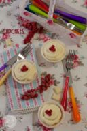 Cupcakes alle mandorle con frosting al cioccolato bianco