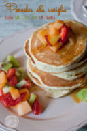 Pancakes alla vaniglia con macedonia di frutta fresca