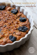 Torta di pane raffermo con prugne e mandorle