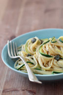 Linguine e zucchine e bagna cauda. Più o meno.