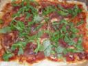 Pizza con rucola e prosciutto