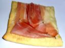 Pizza con mozzarella e speck