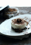 Crunchy cake con mousse di cioccolato bianco