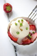 Gelato alla mozzarella di bufala con carpaccio di fragole