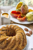 Torta con noci Pecan e cioccolato fondete con coulis di fichi d’India e Rum