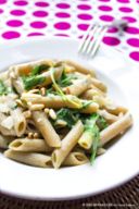 Pasta rucola, pinoli tostati e scaglie di parmigiano