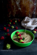 Green smoothie bowl di cavolfiore, mela verde e banana con lamponi e cioccolato fondente