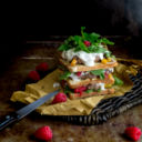 Club sandwich con carne, squacquerone, rucola, lamponi e coulis al mango