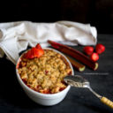 Crumble di fragole e rabarbaro con farina di farro