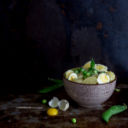 Insalata di patate novelle, piselli e uova di quaglia con salsa alla senape e menta