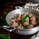 Polpette di carne con fave al profumo di menta e limone