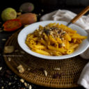 Pasta ai fichi d’india con crumble di taralli, pinoli e uvetta sultanina