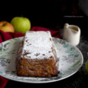 Torta di mele invisibile al Cognac con salsa al caramello salato