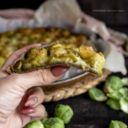 Torta salata con farina di canapa, cavolini di Bruxelles e stracchino