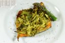 Gratin di asparagi e parmigiano su trancio di salmone al forno