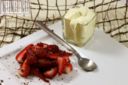 Nuvola di chantilly e fragole fresche con scaglie di cioccolato fondente