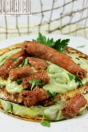 Pancakes con fave e salsiccia piccante