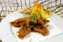 Fiori di zucchina fritti con pastella al parmigiano