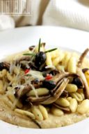 Cavatelli con crema di ceci e funghi chiodini