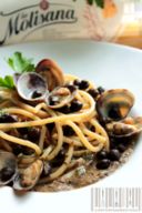 Spaghetti quadrati con vongole veraci ceci neri e riduzione di vino bianco e prezzemolo