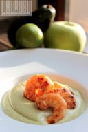 Crema fredda di avocado, lime e mela verde con gamberetti alla piastra