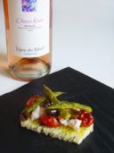 Bruschetta con pomodori, scampi e olive taggiasche