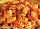 Il classico sugo di Amatrice e i gnocchi di patate: una piatto saporito e corposo…