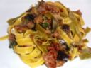 Paglia e fieno con salsiccia e feta